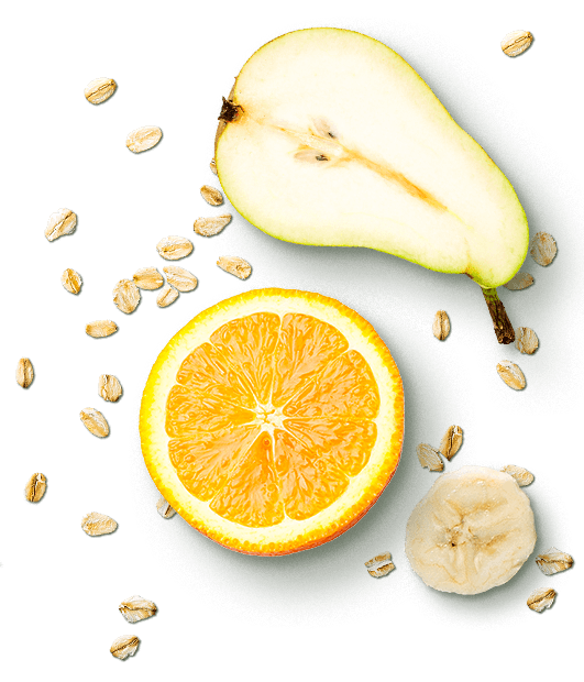 Detalle de snack saludable de plátano, naranja, pera y avena