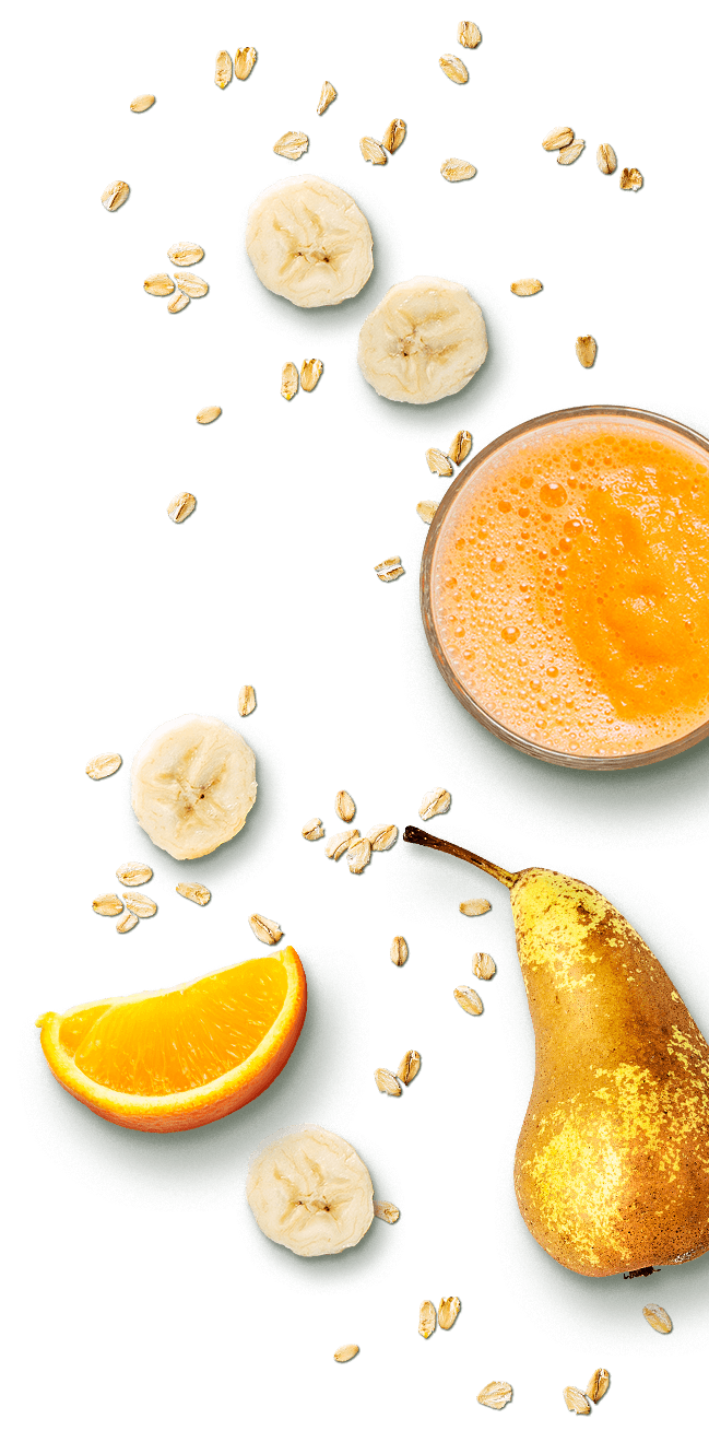 Detalle de snack saludable de plátano, naranja, pera y avena